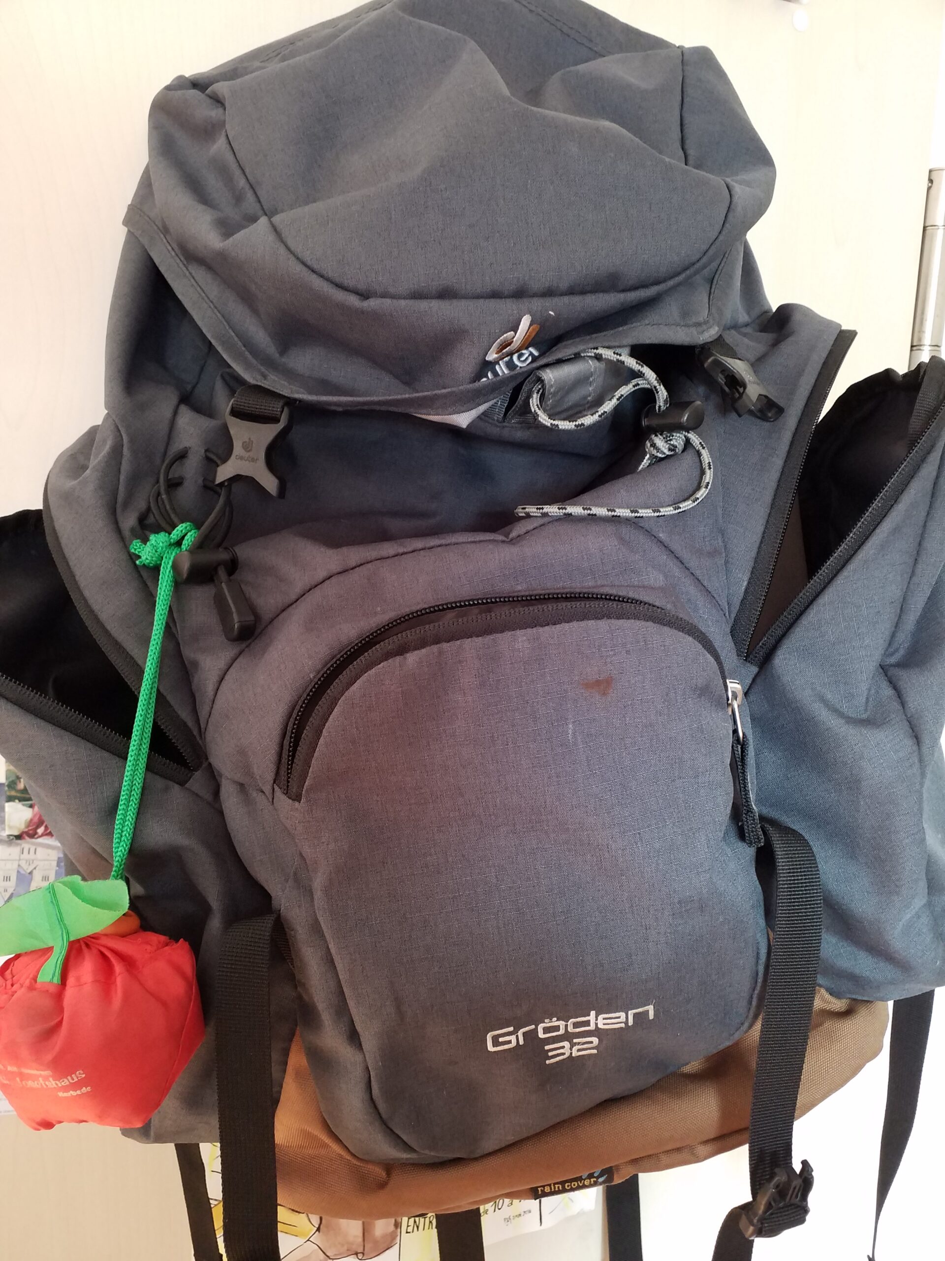 Rucksack mit zwei Außentaschen, prall gepackt