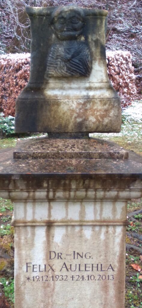 Grabstein mit römisch anmutender schlichter Reliefbüste im oberen Teil. Dr.-Ing. Felix Aulehla *19.12.1932 +24.10.2013